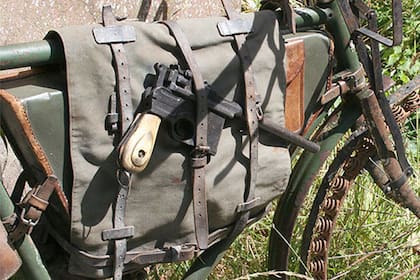 Detalle de la pistola semiautomática Mauser. Las bicicletas utilizadas por los soldados estafetas alemanes fueron las 1905 Herrenrad Victoria Modelo 12