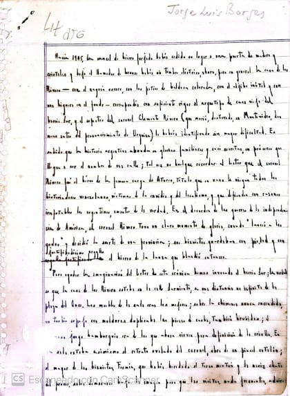 Detalle de la primera página del manuscrito, en hoja de cuaderno escolar, con el nombre de Jorge Luis Borges en el margen superior