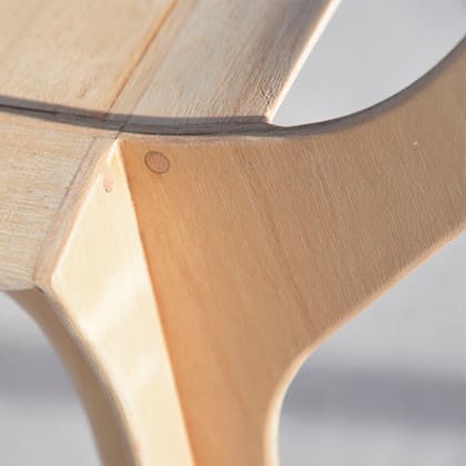 Detalle de la silla de Gómez Paz, realizada en madera de kiri, con corte láser, sin clavos ni tornillos; pesa 1,8 kilos pero puede soportar más de cien