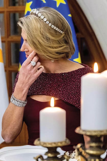 Detalle de la tiara, los pendientes y las pulseras, también de diamantes, y el anillo con una gran aguamarina, todo del cofre real de los Orange.