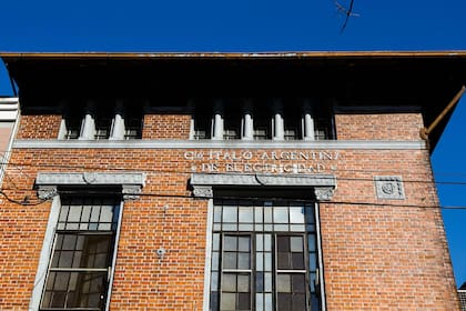 Detalle de la usina San Antonio, de Barracas. Se puede apreciar el logo de la CIAE