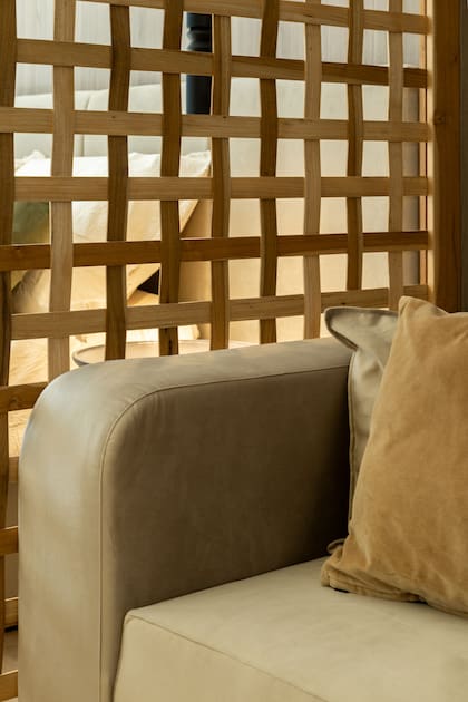 Detalle de las cintas de madera de petiribí que dividen el dormitorio de la sala de estar. El espacio cuenta con muy buena luz natural que ingresa a través de un patio encantador.