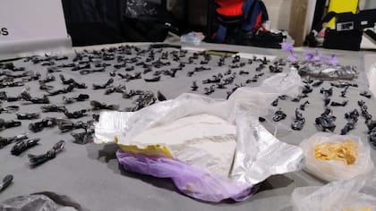 Detalle de las dosis fraccionadas y la cocaína incautada en uno de los allanamientos