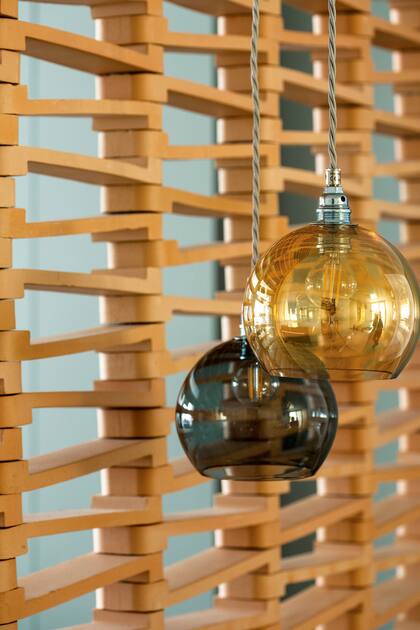 Detalle de las esferas ‘Rowan’ en color humo y dorado (Ebb & Flow).