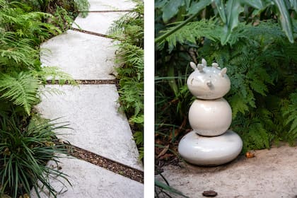 Detalle de las lajas de los senderos y de una de las esculturas del artista Leo Battistelli