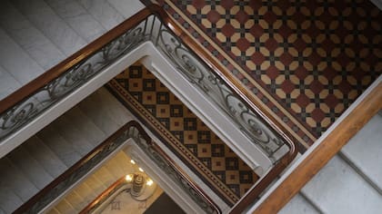 Detalle de los pisos y el mármol de la escalera central