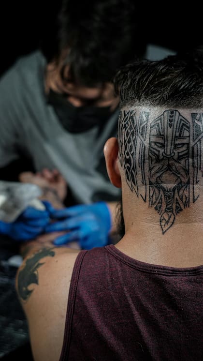 Detalle de tatuajes en la piel de una persona, un aspecto que puede generar revisiones adicionales durante procesos migratorios en EE.UU.