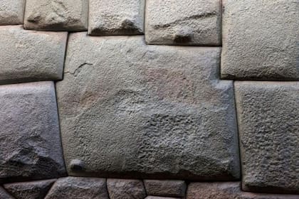Detalle de un muro de piedra tallada de Cuzco, Perú. La piedra central cuenta con 12 puntos angulares.