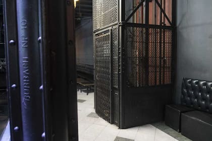 Detalle de una columna y el ascensor