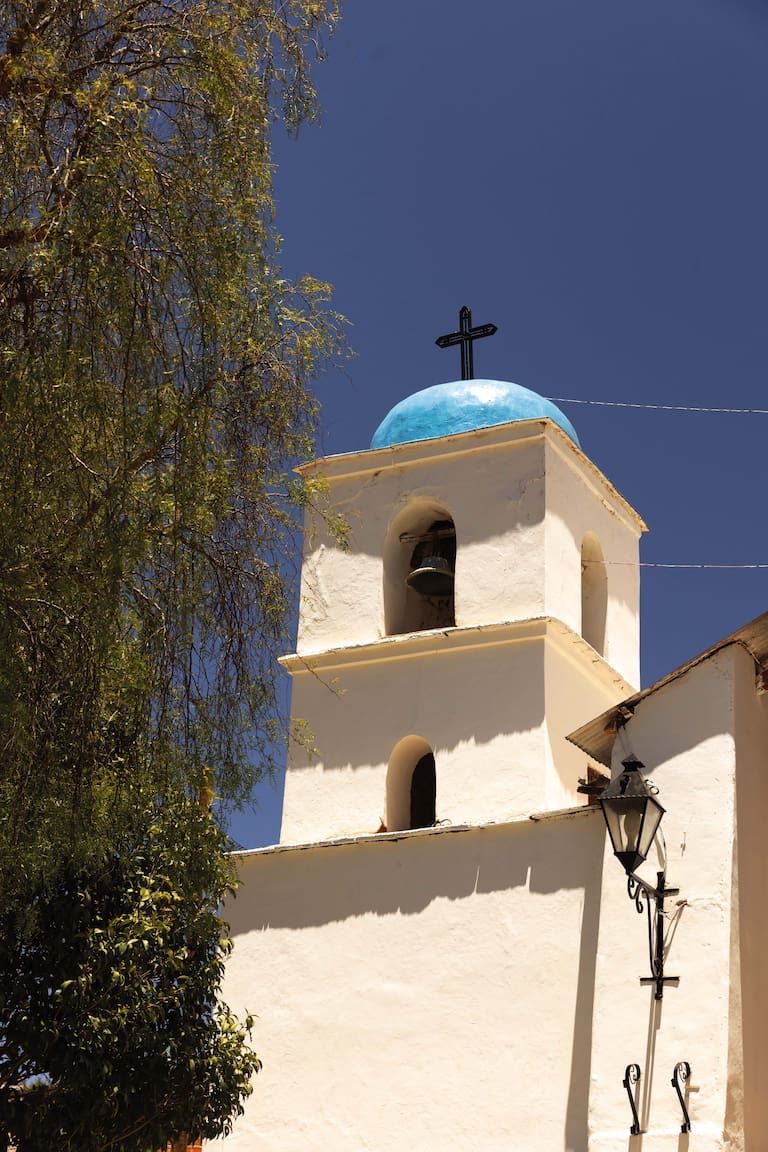Detalles del norte: guirnalda de flores muy comunes en los cementerios y una de las cúpulas de Nazareno. (Fotos: Belén Grosso)
