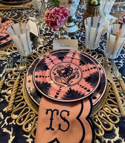 Detalle de una de las mesas, con el lugar reservado para Tabitha Simmons