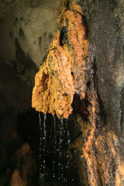 Detalle de una estalactita de limonita que se observa al final del túnel de la mina Santa Rita