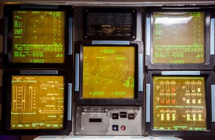 Detalle de una sala de control de lanzamientos.