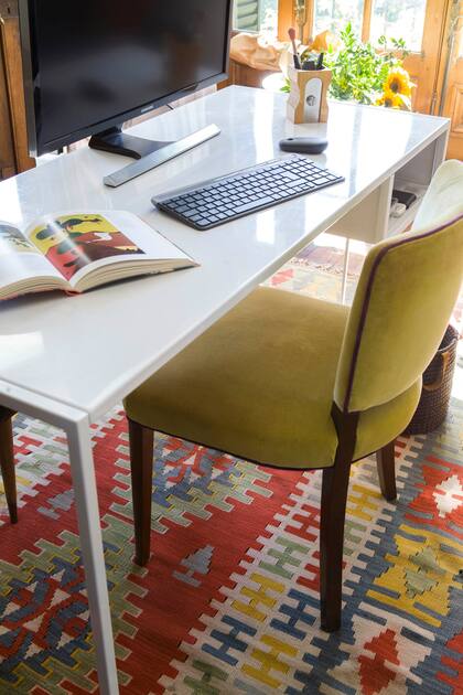 Detalle de uno de los trabajos de @salazarcasaestudio: afombra a tono con el tapizado de la silla, todo de Salazar Casa.