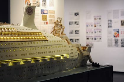 Detalle del barco migrante concebido por el Colectivo Estrella de Oriente