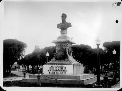 Detalle del busto de Isidoro Suárez en 1933.