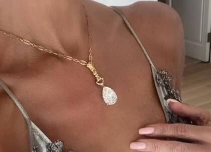 Detalle del collar de millones de dólares que lució la ex Spice Girls