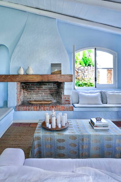 Detalle del durmiente de tren recuperado que colocaron en la chimenea.