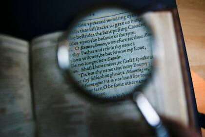 Detalle del ejemplar de Shakespeare que se exhibe actualmente en Londres