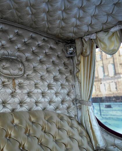 Detalle del interior con el tapizado original de seda blanca de la época de Christian IX.