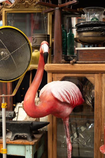 Detalle del Mercado de las Pulgas, un universo de objetos sobre las avenidas Dorrego y Alvarez Thomas