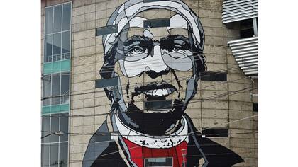 Detalle del mural en la estación de teleférico decorada por el artista estadounidense David Flores