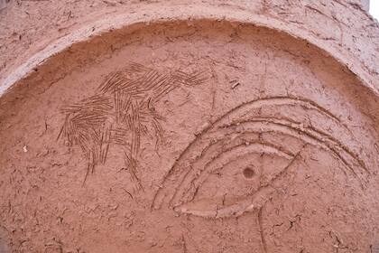 Detalle del ojo de la escultura, con dibujos que se extienden a las paredes de la Fundación Cervieri Monsuárez