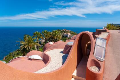 Detalle del "Palais Bulles" con vista al mediterráneo