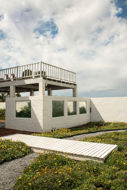Detalle del puente muelle de madera y la terraza desde donde se
contemplan el jardín y el mar.