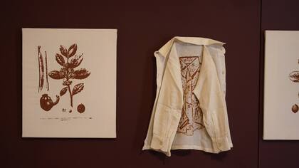 Detalle del trabajo de Claudia Casarino, que recupera aquellos herbarios que hacían los viajeros con el pigmento de la tierra paraguaya, sobre una serie de camisas