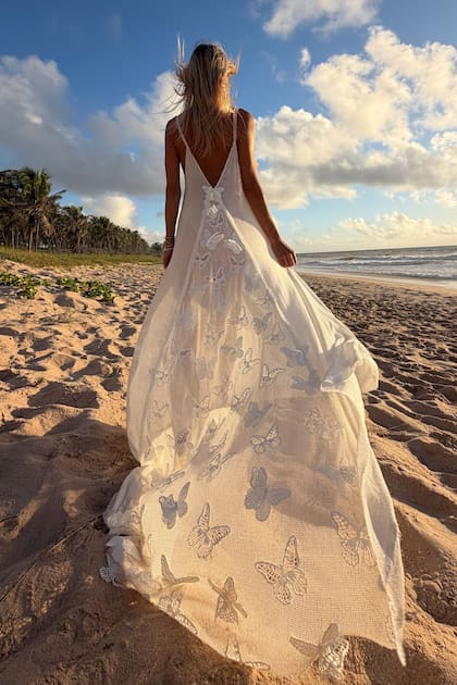 Detalle del vaporoso traje de inspiración nupcial