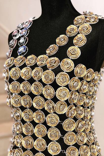 Detalle del vestido confeccionado con cápsulas recicladas