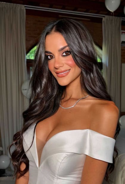 Detalle del vestido que usó Emily Lucius para su fiesta en medio de un entorno sumamente cuidado en todos sus detalles