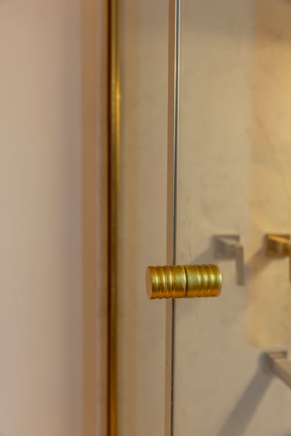 Detalle dorado en el frente de ducha Shawer Door.