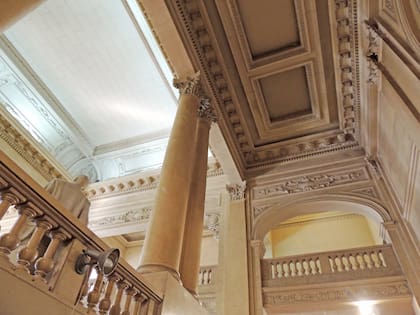 Detalles arquitectónicos florentinos priman en la decoración