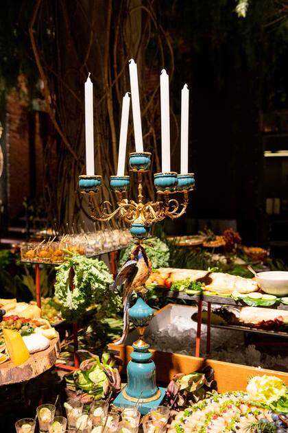 Detalles como candelabros de porcelana repujados en bronce y potiches azul con blanco preferidos del homenajeado acompañaron la deco.