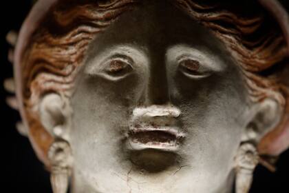 Detalles de la joyería de los tiempos de la Magna Grecia en el jarro con forma de cabeza femenina del Hipogeo Varrese