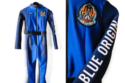 Detalles de los nuevos trajes de vuelo Blue Origin/Monse, incluido el nombre de la pasajera, el parche de misión, cremalleras dobles, la insignia de Blue Origin y la pernera acampanada personalizable