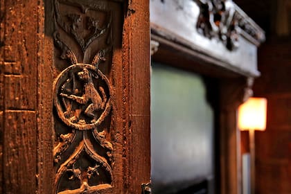 Detalles de los paneles de roble de entre 1500 y 1600, traídos de Normandía, que visten las paredes del Oak Bar