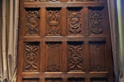 Detalles de los paneles de roble de entre 1500 y 1600, traídos de Normandía, que visten las paredes del Oak Bar