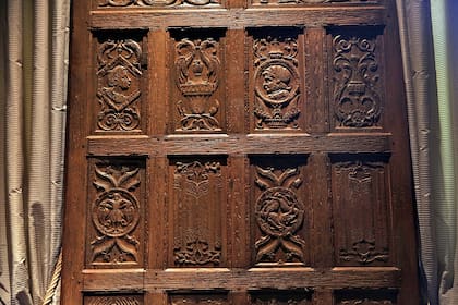 Detalles de los paneles de roble de entre 1500 y 1600, traídos de Normandía, que visten las paredes del Oak Bar