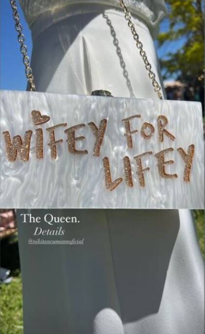 Detalles del look: Nicole llevó una cartera blanca con la inscripción "wifey for lifey". 