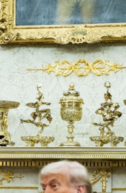 Detalles dorados y ornamentación recargada en el Salón Oval, parte de los cambios impulsados por Trump en su segundo mandato, que reforzaron la estética de poder y ruptura con la sobriedad histórica del despacho presidencial