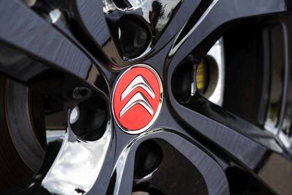 Detalles en rojo en las llantas en negro brillante