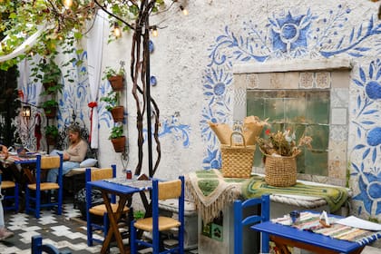 Detalles griegos y marroquíes para renovar el patio y la parra de 1920.