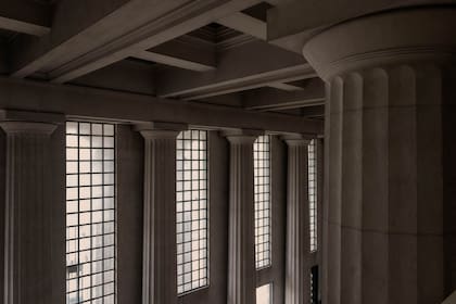 Detalles monumentales: parte de una columna dórica en el Salón de los Pasos Perdidos.