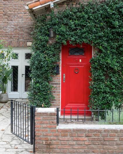 Detalles que hacen la diferencia: la puerta original hoy tiene un aspecto completamente renovado.