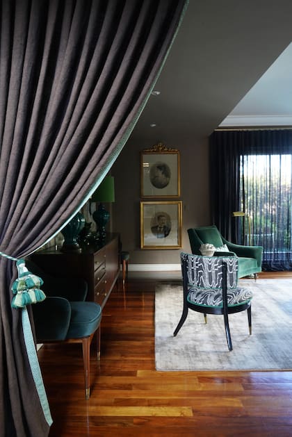 Detalles que suman: en el respaldo del sillón se tapizó con la misma estampa que el empapelado del comedor.