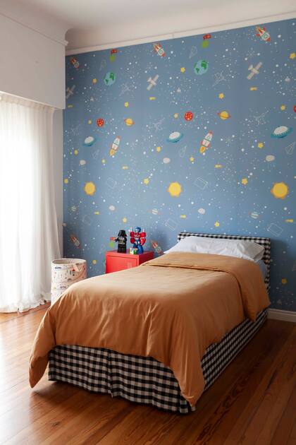 Detalles que suman. La mesa de luz vintage está laqueada en rojo.