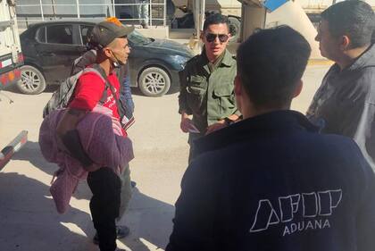La Aduana argentina detectó a dos ciudadanos colombianos que intentaban ingresar ilegalmente al país